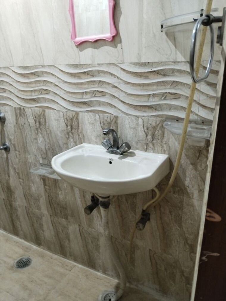 Bathroom, khirki extension 2 Bedroom 850 Sq.Ft. Apartment In Khirki Extension Delhi 10689043