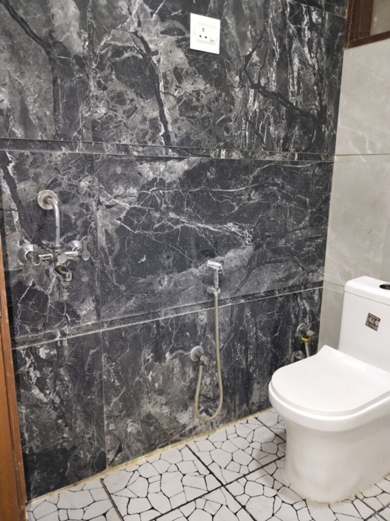 Bathroom, sarai kale khan 3 Bedroom 900 Sq.Ft. Apartment In Sarai Kale Khan Delhi 10689051