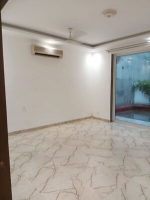 Room in 4 BHK Villa at DLF Green Avenue, Dlf Phase iv – for Rent