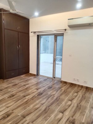 Room in 4 BHK Villa at DLF Green Avenue, Dlf Phase iv – for Rent