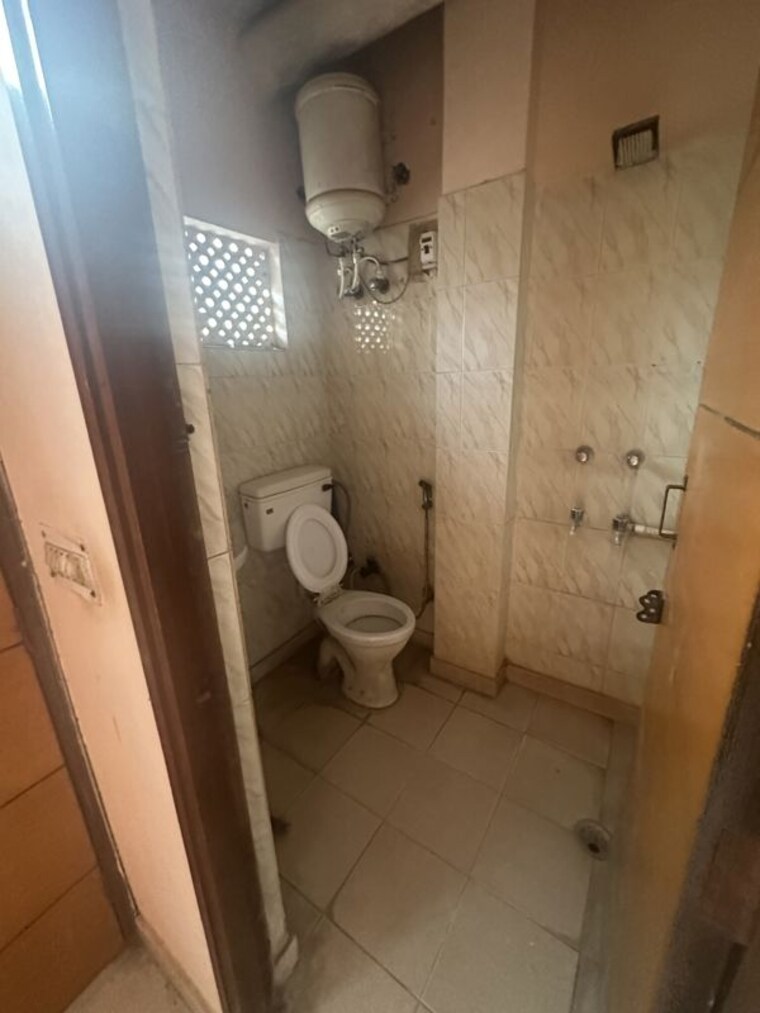 Bathroom, jangpura 1.5 Bedroom 500 Sq.Ft. Apartment In Jangpura Delhi 10689122