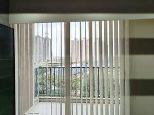 Room in 3 BHK Apartment at Tata Eureka Park, Sector 150 – for Rent
