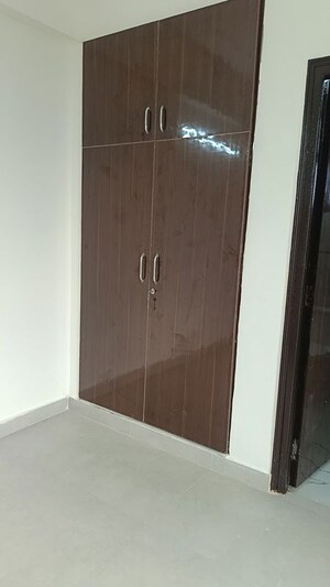 Room in 3 BHK Builder Floor at Palam Vihar – for Rent