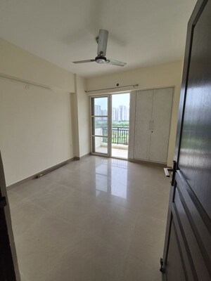 Room in 2.5 BHK Apartment at Sethi Max Royale, Sector 76 – for Rent