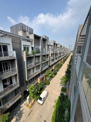 Balcony in 3 BHK Builder Floor at Smart World Orchard, Sector 61 – for Rent
