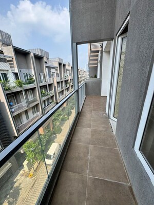 Balcony in 3 BHK Builder Floor at Smart World Orchard, Sector 61 – for Rent