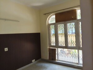 Room in 3 BHK Villa at Sushant Lok I – for Rent