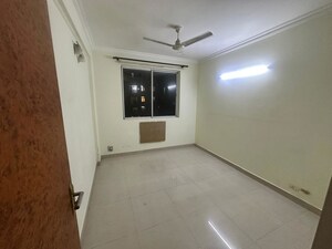 Room in 4 BHK Apartment at DLF Trinity Towers, Dlf Phase V – for Rent