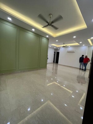 Room in 3 BHK Builder Floor at Sector 43 – for Rent