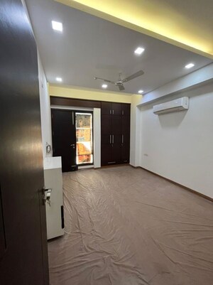 Room in 3 BHK Builder Floor at Sector 43 – for Rent
