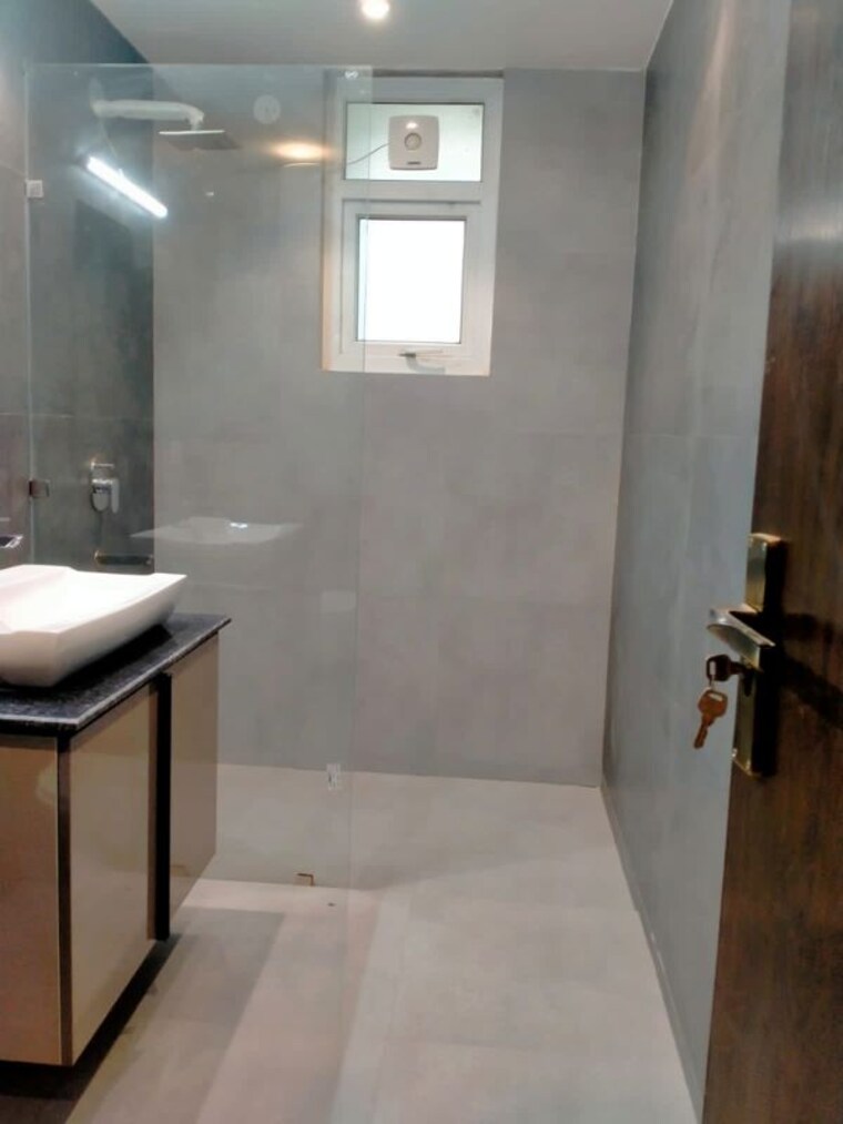 Bathroom, sector 43 3 Bedroom 1935 Sq.Ft. Builder Floor In Sector 43 Gurgaon 10689435