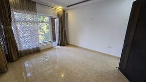 Room in 4 BHK Builder Floor at Ansal Sushant Lok I, Sector 43 – for Rent