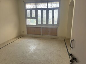 Room in 3 BHK Builder Floor at Sector 21 – for Rent