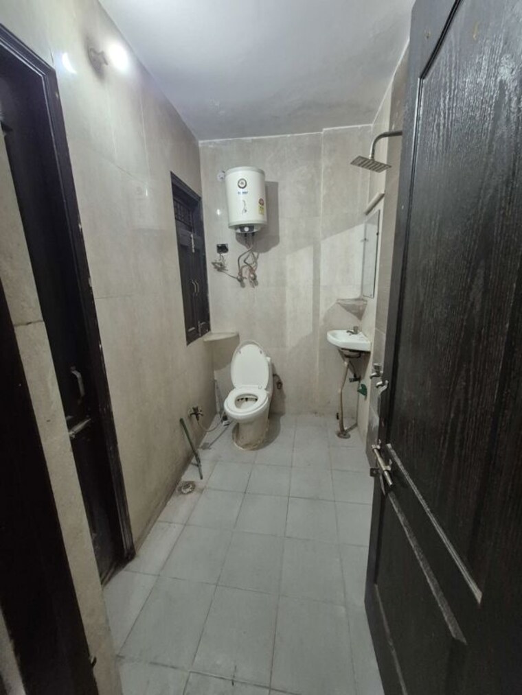 Bathroom, mayur vihar 1.5 Bedroom 400 Sq.Ft. Builder Floor In Mayur Vihar Delhi 10689495