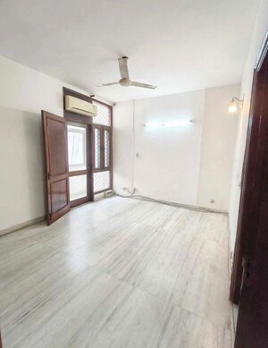 Room in 3 BHK Builder Floor at Pamposh Enclave – for Rent