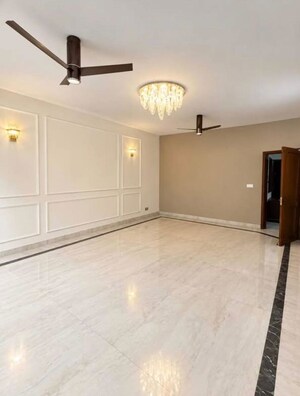 Room in 3 BHK Builder Floor at Pamposh Enclave – for Rent