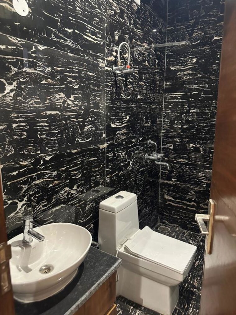 Bathroom, nabha 6 Bedroom 2200 Sq.Ft. Independent House In Nabha Zirakpur 10689593