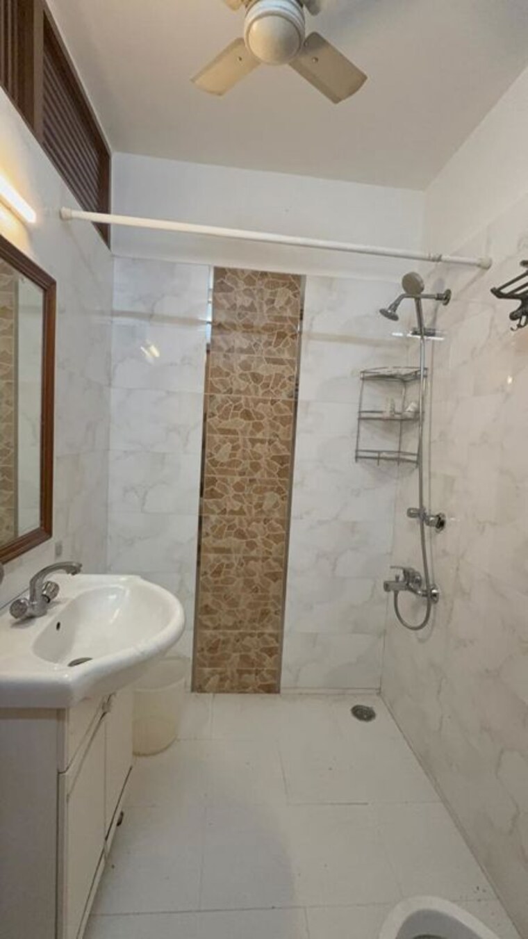 Bathroom, greater kailash ii 3 Bedroom 1500 Sq.Ft. Builder Floor In Greater Kailash ii Delhi 10689745
