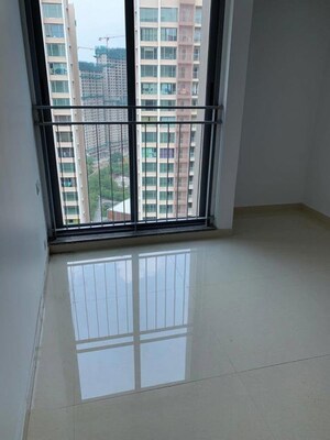Room in 2 BHK Apartment at Kalpataru Sunrise Grande, Kolshet Road – for Rent