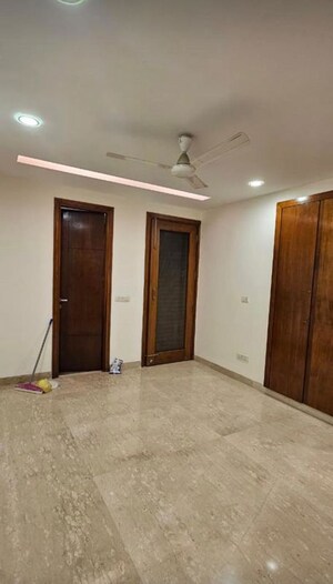 Room in 3 BHK Builder Floor at Sarvapriya Vihar – for Rent
