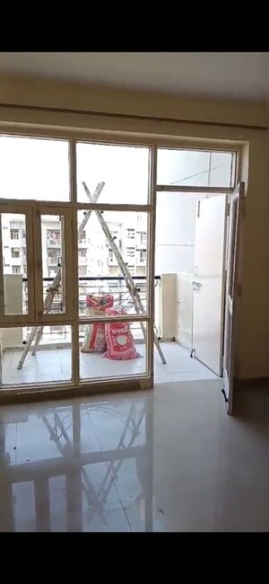 Furnished Amenities in 3 BHK Apartment at Omaxe Heights, Sector 86 – for Rent