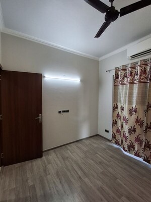 Room in 3 BHK Builder Floor at Central Park Flower Valley, Sohna Sector 33 – for Rent