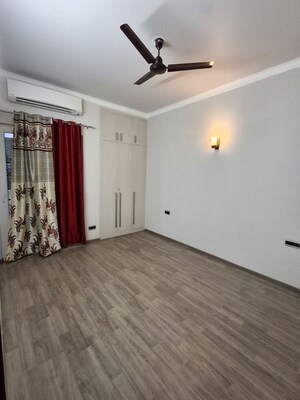 Room in 3 BHK Builder Floor at Central Park Flower Valley, Sohna Sector 33 – for Rent