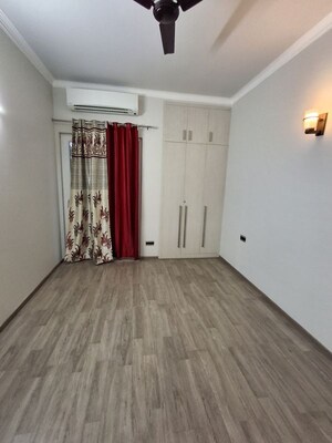 Room in 3 BHK Builder Floor at Central Park Flower Valley, Sohna Sector 33 – for Rent