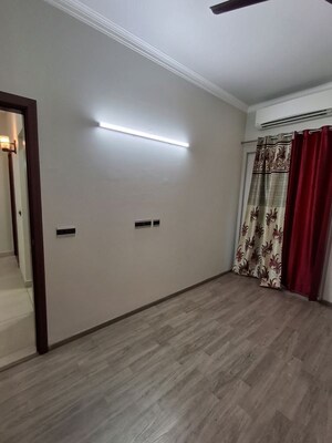 Room in 3 BHK Builder Floor at Central Park Flower Valley, Sohna Sector 33 – for Rent