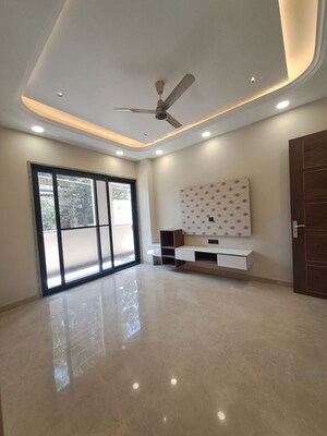Room in 3 BHK Builder Floor at Sushant Lok I – for Rent