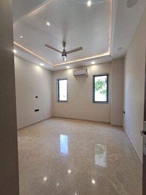 Room in 3 BHK Builder Floor at Sushant Lok I – for Rent