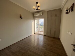 Room in 3 BHK Builder Floor at Central Park Flower Valley, Sohna Sector 33 – for Rent