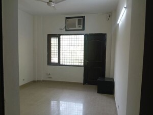 Room in 3 BHK Builder Floor at Ardee City, Sector 52 – for Rent