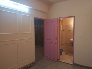 Room in 3 BHK Builder Floor at Mayur Vihar 1 – for Rent