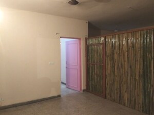 Room in 3 BHK Builder Floor at Mayur Vihar 1 – for Rent