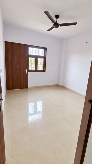 Room in 2 BHK Builder Floor at Naraina – for Rent