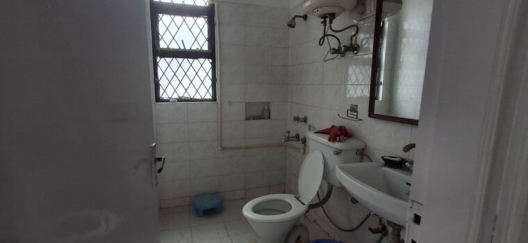 Bathroom, sushant lok i 2 Bedroom 1390 Sq.Ft. Builder Floor In Sushant Lok I Gurgaon 10689984