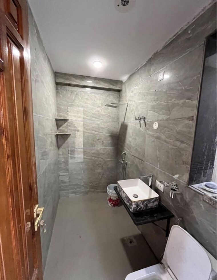 Bathroom, rajouri garden 3 Bedroom 150 Sq.Yd. Builder Floor In Rajouri Garden Delhi 10690020