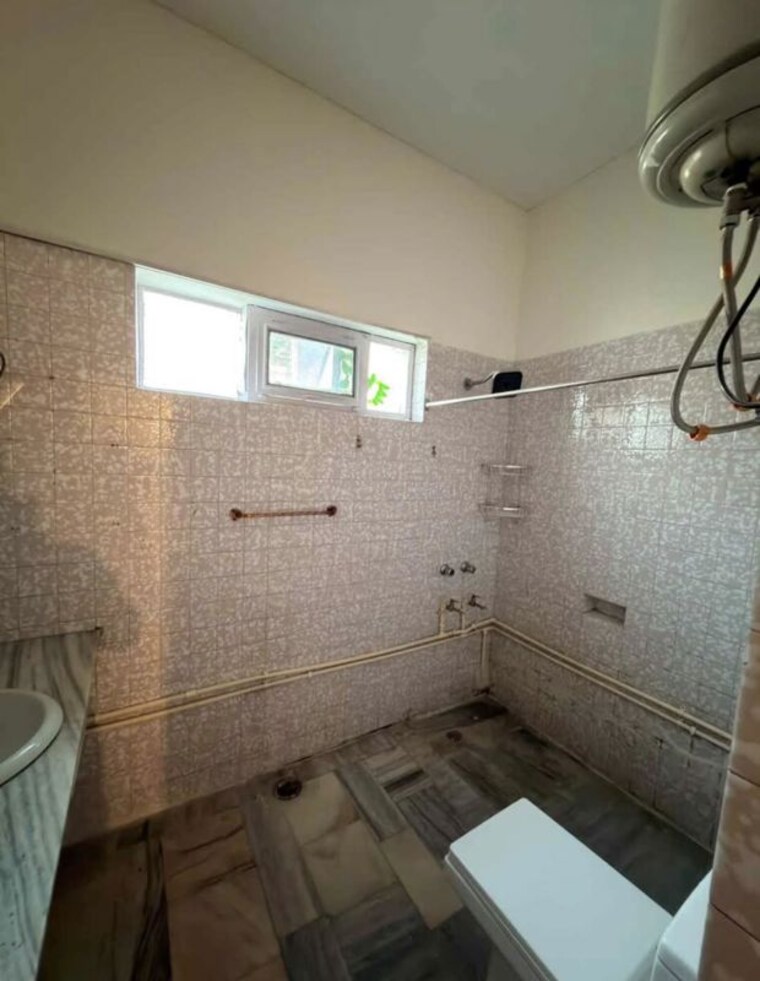 Bathroom, tagore garden 2 Bedroom 100 Sq.Ft. Builder Floor In Tagore Garden Delhi 10690030