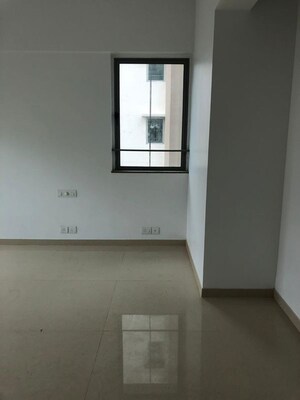 Room in 3 BHK Apartment at Kalpataru Sunrise Grande, Kolshet Road – for Rent