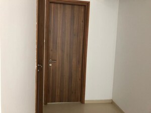 Room in 3 BHK Apartment at Kalpataru Sunrise Grande, Kolshet Road – for Rent