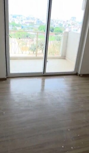 Room in 3 BHK Apartment at Pareena Micasa, Sector 68 – for Rent