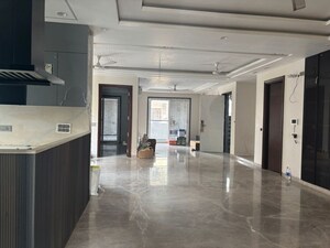 Room in 3 BHK Builder Floor at DLF Alameda Independent Floors, Sector 73 – for Rent