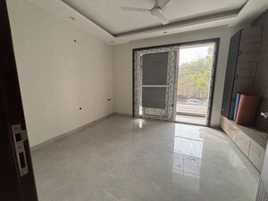 Room in 3 BHK Builder Floor at DLF Alameda Independent Floors, Sector 73 – for Rent