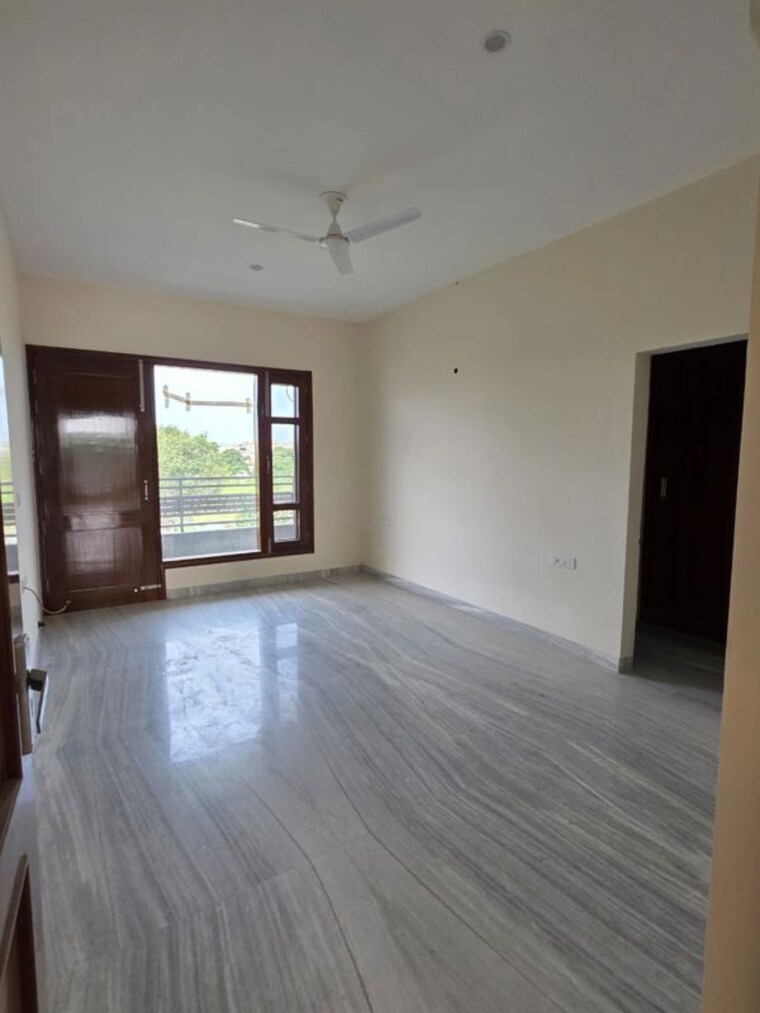 Room, dlf-central-square 3 Bedroom 350 Sq.Yd. Independent House In North Mullanpur Chandigarh 10690119