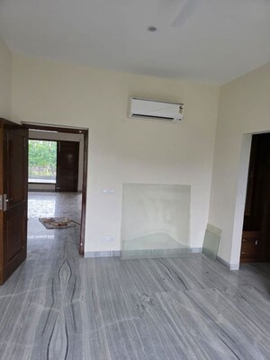 Room in 3 BHK Independent House at DLF Central Square, North Mullanpur – for Rent