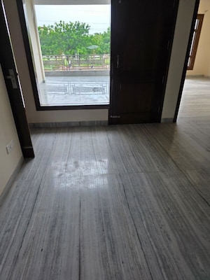 Room in 3 BHK Independent House at DLF Central Square, North Mullanpur – for Rent
