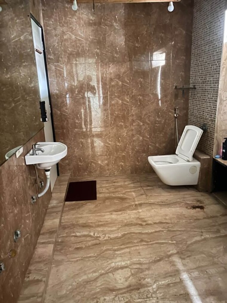 Bathroom, crescent-apartment-pali-hill 3 Bedroom 1200 Sq.Ft. Apartment In Bandra West Mumbai 10690135