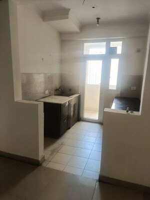 Room in 2.5 BHK Apartment at Amrapali Silicon City, Sector 76 – for Rent