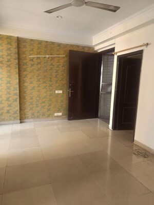 Room in 2.5 BHK Apartment at Amrapali Silicon City, Sector 76 – for Rent